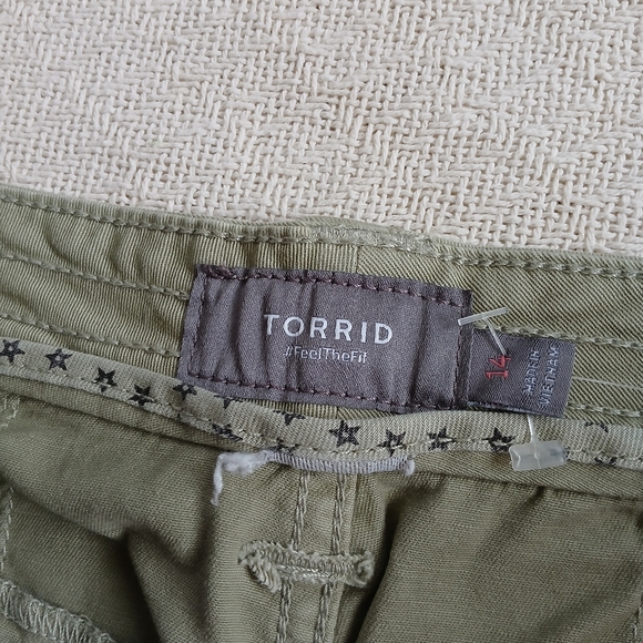 torrid ♡ military twill green short - Picture 4 of 9